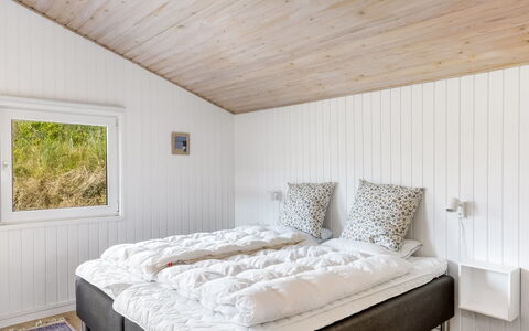 Ingemar - 100M from the Sea: Holz, Schlafzimmer, Bett, Bedding, Bettdecke, Decke, Interior Design, Bettrahmen, Linens, Kissen