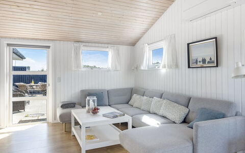 Ingemar - 100M from the Sea: Holz, Zuhause, Hütte, Planke, Wohnzimmer, Hartholz, Holzbeize, Holzboden, Design