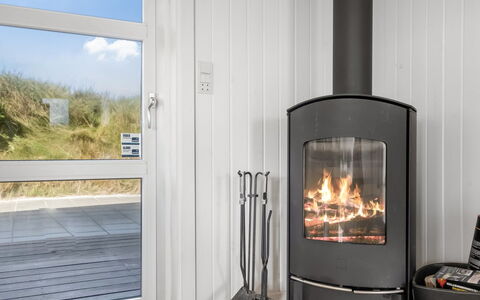 Ingemar - 100M from the Sea: Feuerstelle, Holzofen, Holzboden, Wohnzimmer, Kamin, Lampe