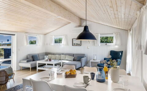 Ingemar - 100M from the Sea: Möbel, Interior Design, Holz, Couch, Decke, Flooring, Wohnzimmer, Zuhause, Fussboden, Tabelle