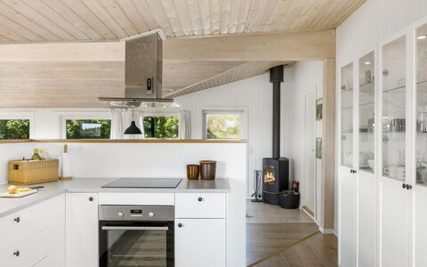 Ingemar - 100M from the Sea: Flooring, Küche, Interior Design, Countertop, Holz, Fussboden, Decke, Light Fixture, Möbel, Cabinetry