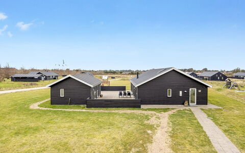 Tatiane - 1.5Km from the Sea: Haus, Zuhause, Tür, Dach, Hütte, Estate, Garten, Schatten, Abstellgleis, Garten
