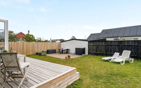 Sofine - 250M from the Sea: Dach, Zuhause, Grundstueck, Hinterhof, Garten, Deck, Schatten, Hütte, Garten, Holzboden