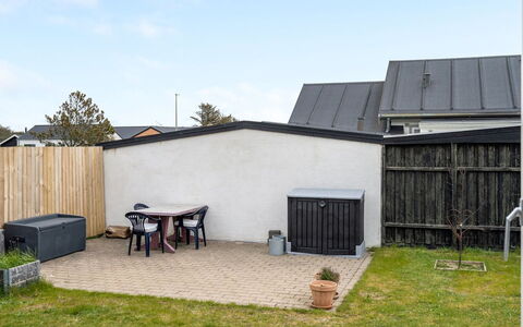 Sofine - 250M from the Sea: Dach, Wohngebiet, Zuhause, Haus, Grundstueck, Hinterhof, Garten, Hütte, Garten, Abstellgleis