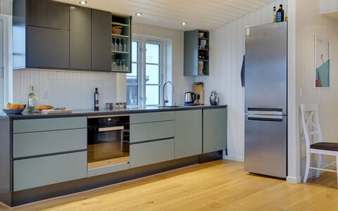 Sofine - 250M from the Sea: Küchengerät, Flooring, Küche, Major Appliance, Cabinetry, Holz, Fussboden, Haushaltsgerät, Countertop, Holzboden