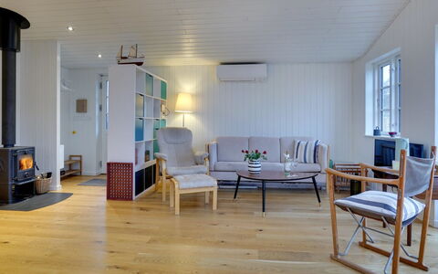 Sofine - 250M from the Sea: Möbel, Flooring, Interior Design, Fussboden, Holzboden, Holz, Decke, Wohnzimmer, Zimmer, Beleuchtung