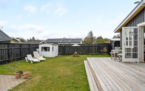 Sofine - 250M from the Sea: Haus, Dach, Zuhause, Wohngebiet, Abstellgleis, Hütte, Veranda, Schatten, Deck, Hinterhof