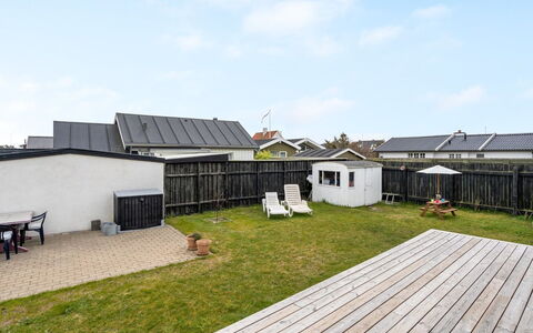 Sofine - 250M from the Sea: Himmel, Gebäude, Dach, Haus, Zuhause, Wohngebiet, Die Architektur, Grundstueck, Abstellgleis, Hütte