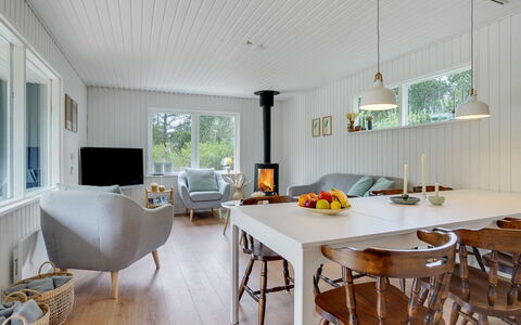 Ylva - 650M from the Sea: Holz, Zuhause, Veranda, Deck, Hartholz, Dach, Holzbeize, Holzboden, Eco Hotel