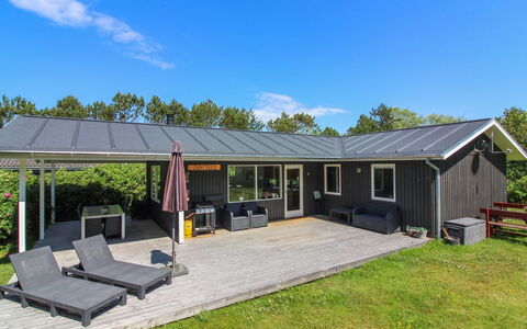 Ylva - 650M from the Sea: Holz, Zuhause, Veranda, Deck, Hartholz, Dach, Holzbeize, Holzboden, Eco Hotel