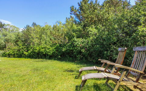 Ylva - 650M from the Sea: Holz, Zuhause, Veranda, Deck, Hartholz, Dach, Holzbeize, Holzboden, Eco Hotel