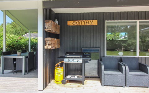 Ylva - 650M from the Sea: Holz, Zuhause, Veranda, Deck, Hartholz, Dach, Holzbeize, Holzboden, Eco Hotel