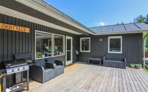 Ylva - 650M from the Sea: Holz, Zuhause, Veranda, Deck, Hartholz, Dach, Holzbeize, Holzboden, Eco Hotel