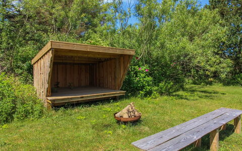 Ylva - 650M from the Sea: Holz, Zuhause, Veranda, Deck, Hartholz, Dach, Holzbeize, Holzboden, Eco Hotel