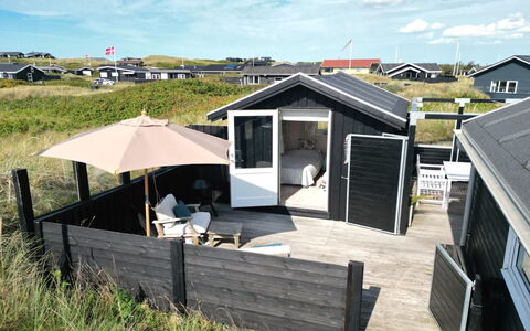 Aruna - 200M from the Sea: Haus, Zuhause, Tür, Dach, Hütte, Estate, Garten, Schatten, Abstellgleis, Garten