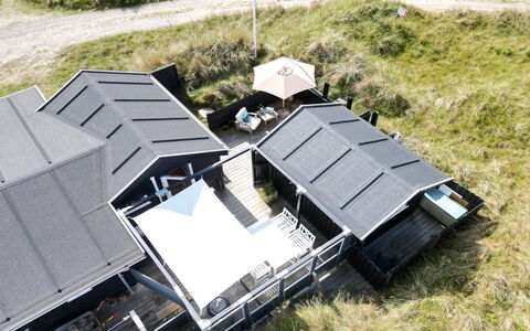 Aruna - 200M from the Sea: Haus, Zuhause, Tür, Dach, Hütte, Estate, Garten, Schatten, Abstellgleis, Garten