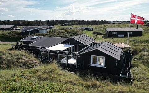 Aruna - 200M from the Sea: Haus, Zuhause, Tür, Dach, Hütte, Estate, Garten, Schatten, Abstellgleis, Garten