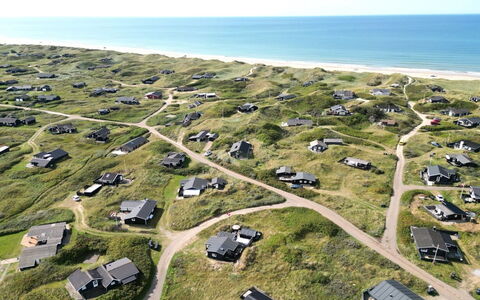 Aruna - 200M from the Sea: Haus, Zuhause, Tür, Dach, Hütte, Estate, Garten, Schatten, Abstellgleis, Garten