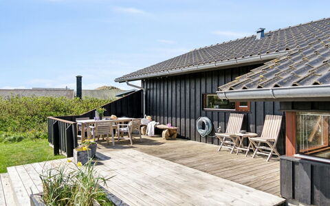 Danica - 175M from the Sea: Zuhause, Dach, Haus, Tür, Hütte, Schatten, Garten, Ground, Veranda, Garten
