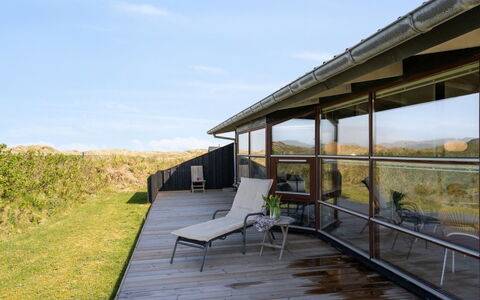 Danica - 175M from the Sea: Zuhause, Dach, Haus, Tür, Hütte, Schatten, Garten, Ground, Veranda, Garten