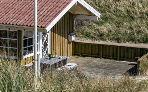 Guthfrith - 100M from the Sea: Dach, Zuhause, Tür, Hütte, Schatten, Abstellgleis, Garten, Estate, Hinterhof