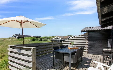 Tulir - 300M from the Sea: Zuhause, Dach, Haus, Tür, Hütte, Schatten, Garten, Ground, Veranda, Garten