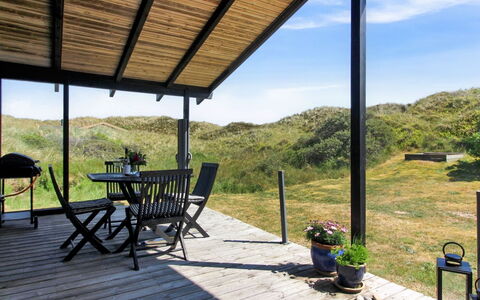 Tulir - 300M from the Sea: Zuhause, Dach, Haus, Tür, Hütte, Schatten, Garten, Ground, Veranda, Garten
