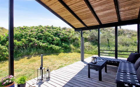 Tulir - 300M from the Sea: Zuhause, Dach, Haus, Tür, Hütte, Schatten, Garten, Ground, Veranda, Garten