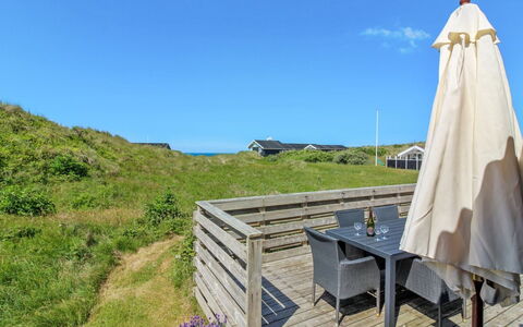 Tulir - 300M from the Sea: Zuhause, Dach, Haus, Tür, Hütte, Schatten, Garten, Ground, Veranda, Garten
