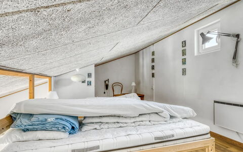 Salka - 150M from the Sea: Holz, Interior Design, Decke, Möbel, Schlafzimmer, Flooring, Fussboden, Beleuchtung, Linens, Bett