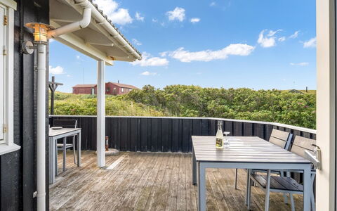 Kasperi - 250M from the Sea: Die Architektur, Dach, Zuhause, Verbundwerkstoff, Daylighting, Abstellgleis, Auffahrt