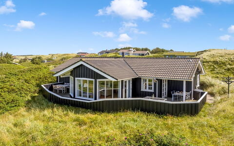 Kasperi - 250M from the Sea: Die Architektur, Dach, Zuhause, Verbundwerkstoff, Daylighting, Abstellgleis, Auffahrt
