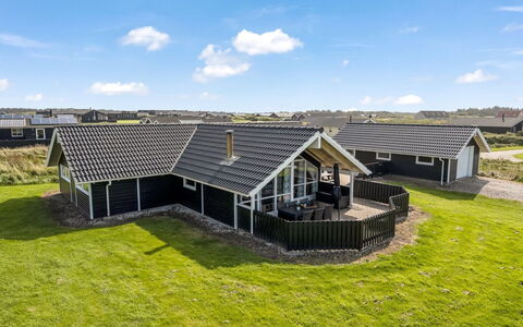 Freya - 200M from the Sea: Dach, Haus, Wohngebiet, Zuhause, Estate, Hütte, Design