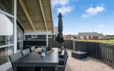 Freya - 200M from the Sea: Dach, Haus, Wohngebiet, Zuhause, Estate, Hütte, Design