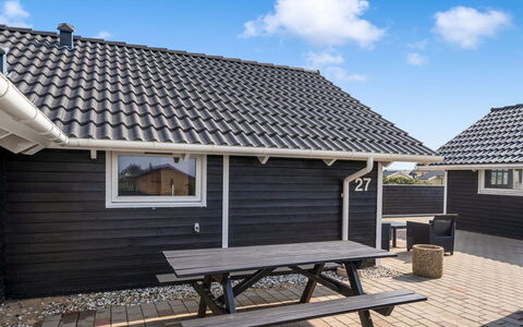 Freya - 200M from the Sea: Dach, Haus, Wohngebiet, Zuhause, Estate, Hütte, Design