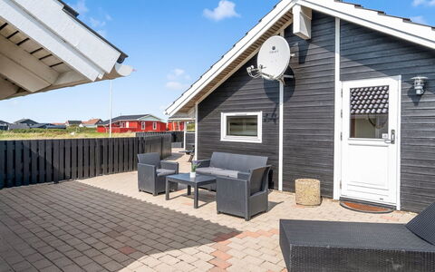Freya - 200M from the Sea: Dach, Haus, Wohngebiet, Zuhause, Estate, Hütte, Design
