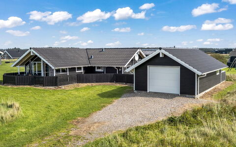 Freya - 200M from the Sea: Dach, Haus, Wohngebiet, Zuhause, Estate, Hütte, Design