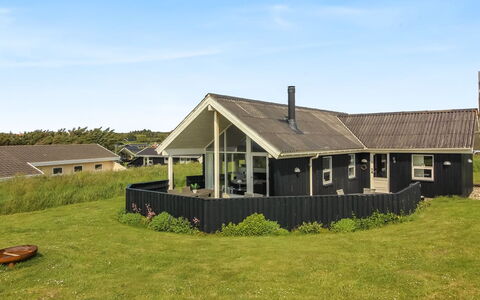 Wifred - 250M from the Sea: Haus, Zuhause, Tür, Dach, Hütte, Estate, Garten, Schatten, Abstellgleis, Garten