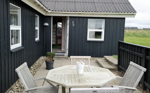 Wifred - 250M from the Sea: Haus, Zuhause, Tür, Dach, Hütte, Estate, Garten, Schatten, Abstellgleis, Garten