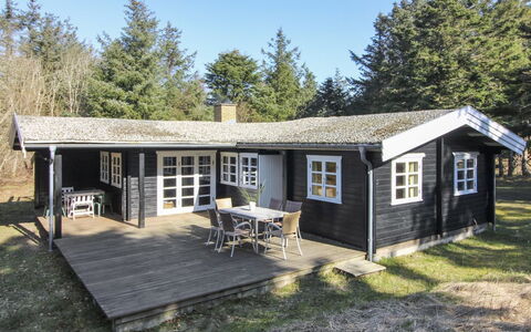Olin - 600M from the Sea: Haus, Zuhause, Tür, Dach, Hütte, Estate, Garten, Schatten, Abstellgleis, Garten