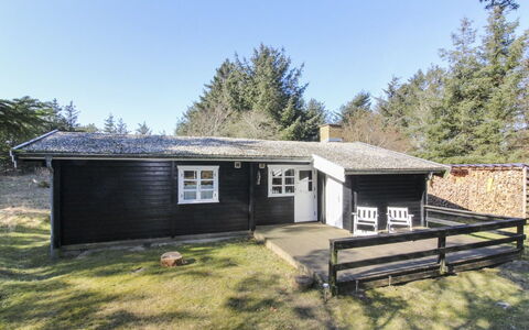 Olin - 600M from the Sea: Haus, Zuhause, Tür, Dach, Hütte, Estate, Garten, Schatten, Abstellgleis, Garten