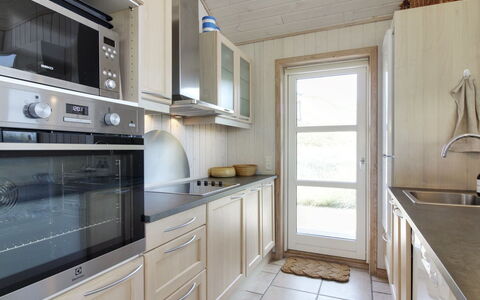 Åmunde - 150M from the Sea: Küche, Küchengerät, Countertop, Cabinetry, Flooring, Interior Design, Major Appliance, Möbel, Holz, Fussboden
