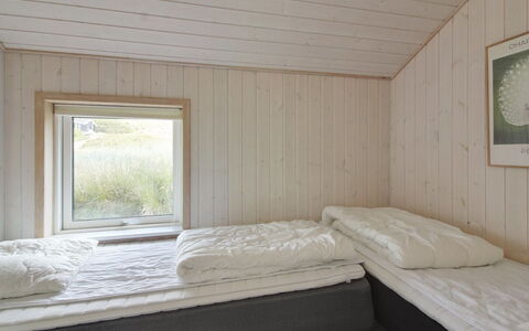 Åmunde - 150M from the Sea: Holz, Schlafzimmer, Bettdecke, Bett, Bedding, Fussboden, Bettrahmen, Decke, Hartholz, Holzbeize