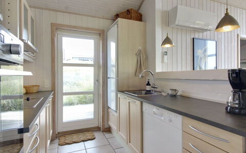 Åmunde - 150M from the Sea: Countertop, Küche, Interior Design, Flooring, Cabinetry, Küchengerät, Holz, Möbel, Fussboden, Decke