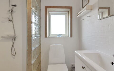 Åmunde - 150M from the Sea: Badezimmer, Wand, Armatur, Flooring, Interior Design, Toilleten Sitz, Toilette, Fussboden, Decke, Installation