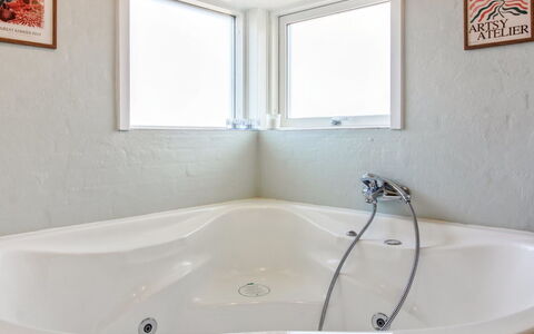 Åmunde - 150M from the Sea: Badewanne, Armatur, Badezimmer, Interior Design, Installation, Zapfhahn, Verbundwerkstoff, Decke, Glas