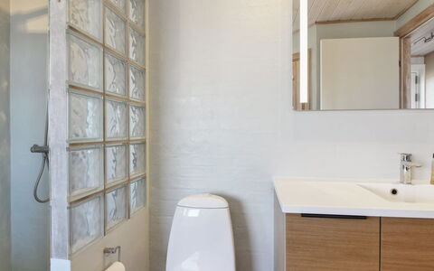Åmunde - 150M from the Sea: Interior Design, Wand, Flooring, Armatur, Fussboden, Badezimmerschrank, Bad Sink, Badezimmer, Decke, Sinken