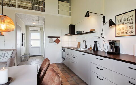 Eydis - 150M from the Sea: Flooring, Interior Design, Küche, Wand, Countertop, Decke, Holz, Fussboden, Möbel, Light Fixture