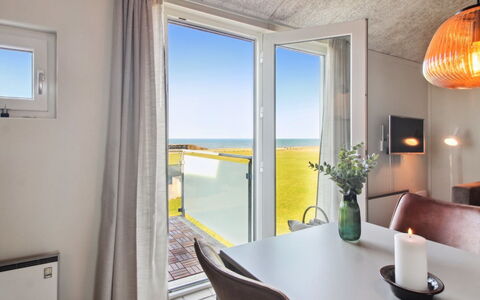 Eydis - 150M from the Sea: Holz, Interior Design, Fussboden, Möbel, Wohnung, Holzbeize, Stuhl, Hartholz, Hotel, Balkon