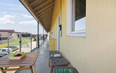 Eydis - 150M from the Sea: Verbundwerkstoff, Schatten, Daylighting, Veranda, Zaun, Abstellgleis, Geländer, Balkon, Planke
